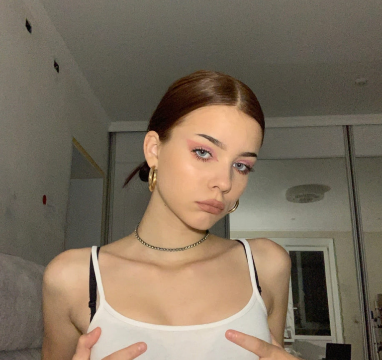 Молодая студентка дрочит киску — сливы тг CandyXXX
